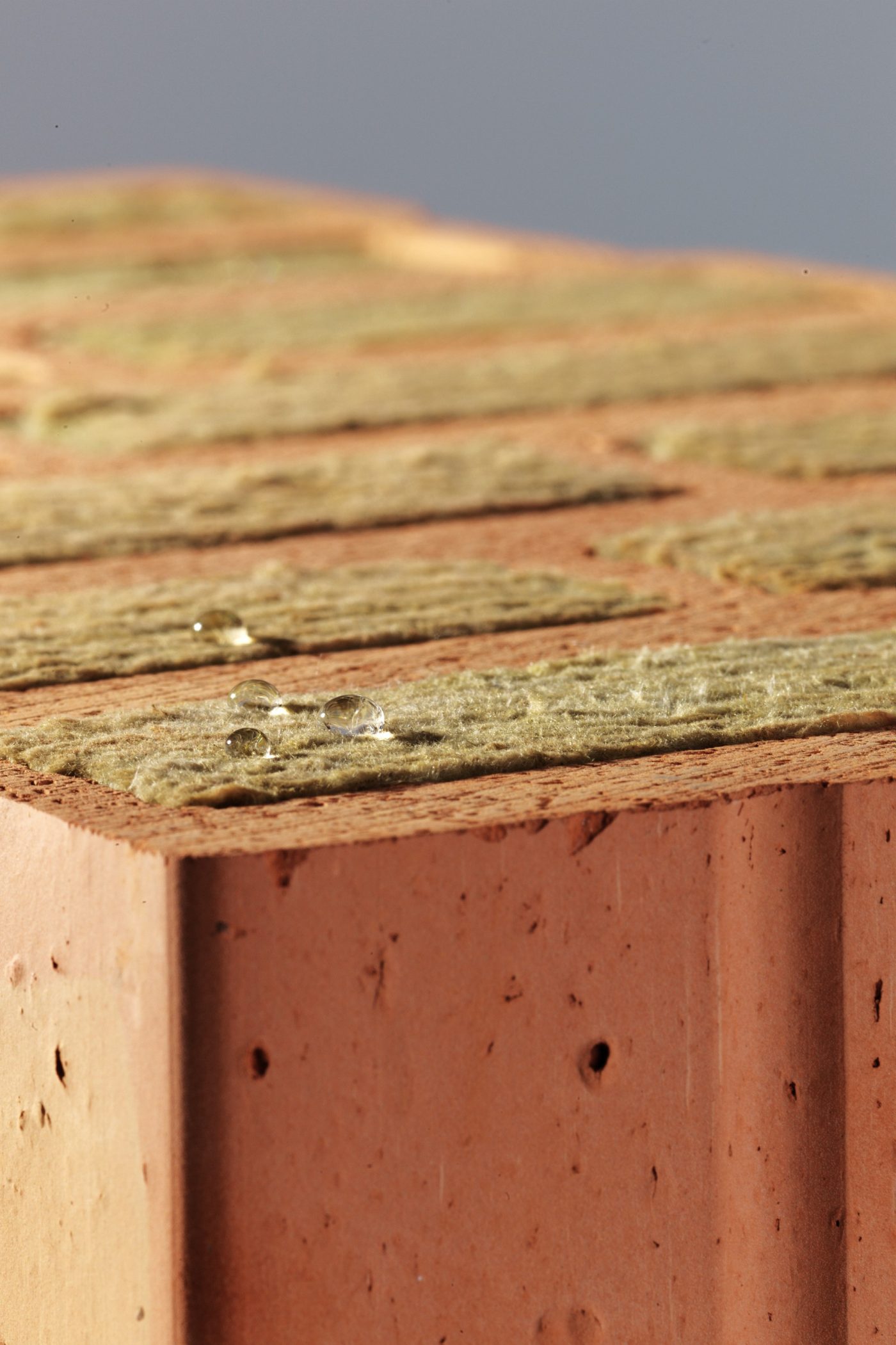 Block Porotherm T Profi with drop of water on insulation